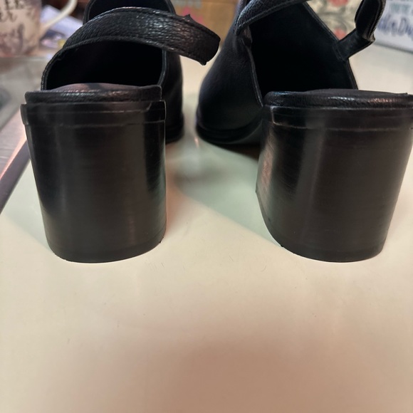 Black Internationally clogs with strap - Picture 4 of 6